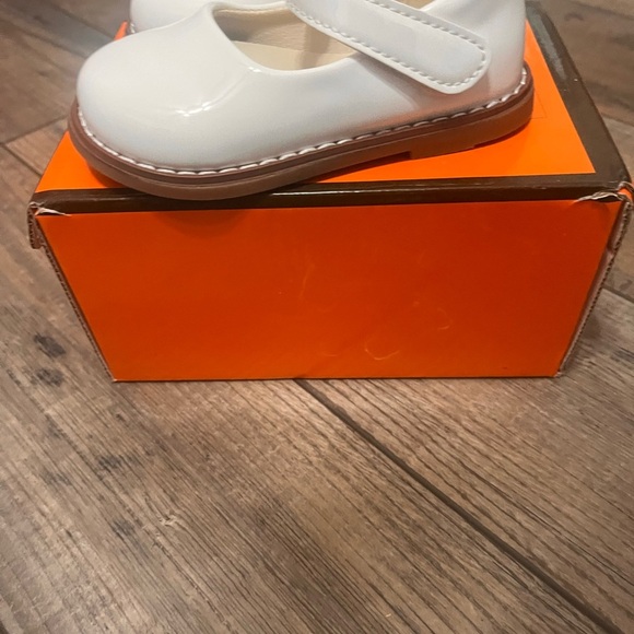 Classic White Kids Mary Jane Shoes - Picture 3 of 4